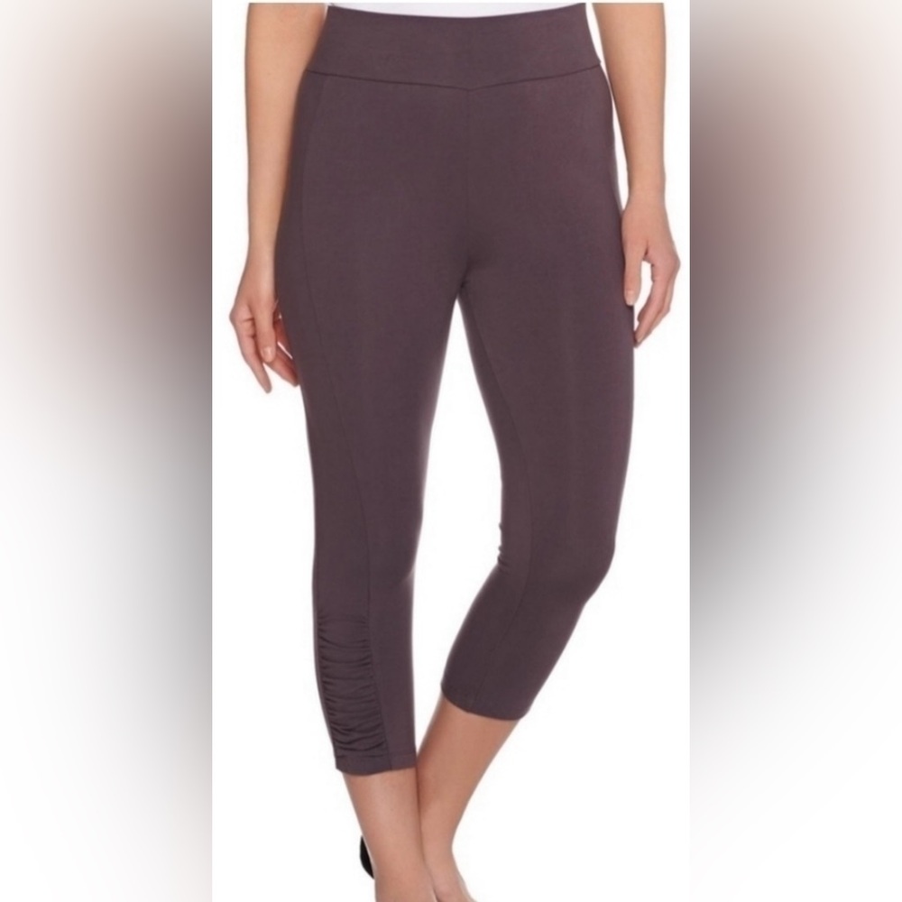 Logo by Lori Goldstein capri leggings with ruching. Size XS
